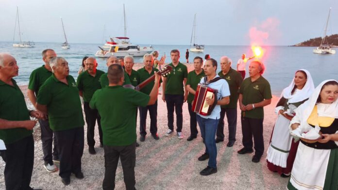 Η Ανδρική Χορωδία Δήμου Ληξουρίου ξεσήκωσε τον Πόρο Κεφαλονιάς!