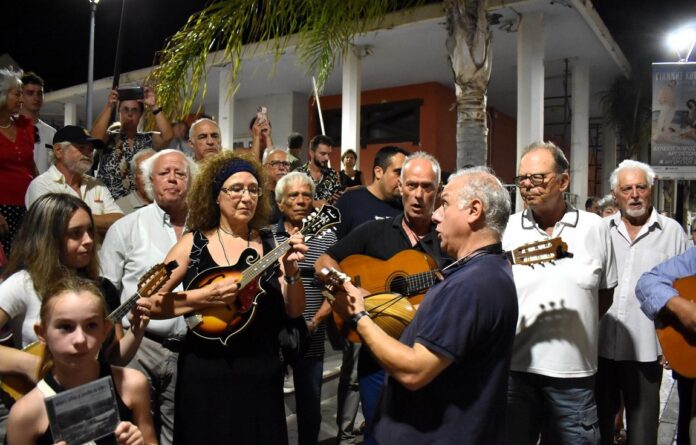 Οι Κανταδόροι της Χορωδίας & Μαντολινάτας Αργοστολίου στην εκδήλωση οινογνωσίας στον Κήπο του Νάπιερ!