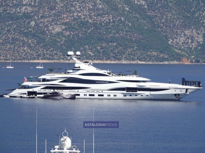 Η υπερπολυτελής θαλαμηγός “Lionheart” αγκυροβολημένη στον κόλπο του Σκίνου – Ιθάκη στο επίκεντρο της παγκόσμιας ελίτ