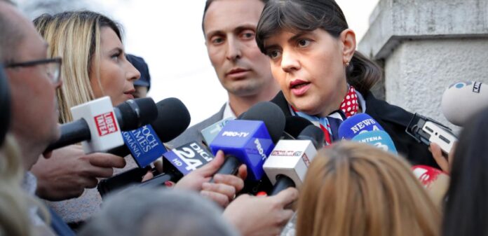 Λάουρα Κοβέσι /Καταγγέλλει την ελληνική κυβέρνηση για πολιτικές παρεμβάσεις στο έργο της