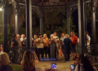 Το Λιθόστρωτο πλημμυρίζει με καντάδες – Οι Κανταδόροι της Χορωδίας Αργοστολίου αναβιώνουν τη μουσική παράδοση