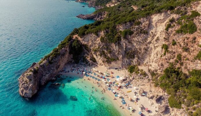 Πρωτοφανής αυθαιρεσία στη Λευκάδα: Έβαλαν είσοδο 10 ευρώ σε δημόσια παραλία