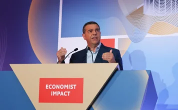 Από τους Δελφούς στην «κανονικότητα»: Η επιστροφή Τσίπρα και η μνήμη που επιμένει