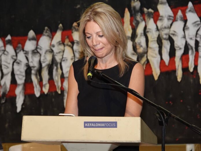 «Η φράση-γροθιά της Μαρίας Καρυστιανού στο Αργοστόλι: “Αλίμονο σε εμάς και τους νεκρούς μας που τους γεννήσαμε στη χώρα της λαμογιάς και της διαπλοκής”»