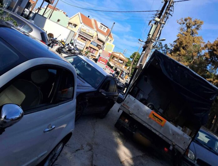 Αφόρητη η κατάσταση στην είσοδο των Λαϊκών Κατοικιών – Ο δρόμος καθημερινά μπλοκαρισμένος από αυτοκίνητα