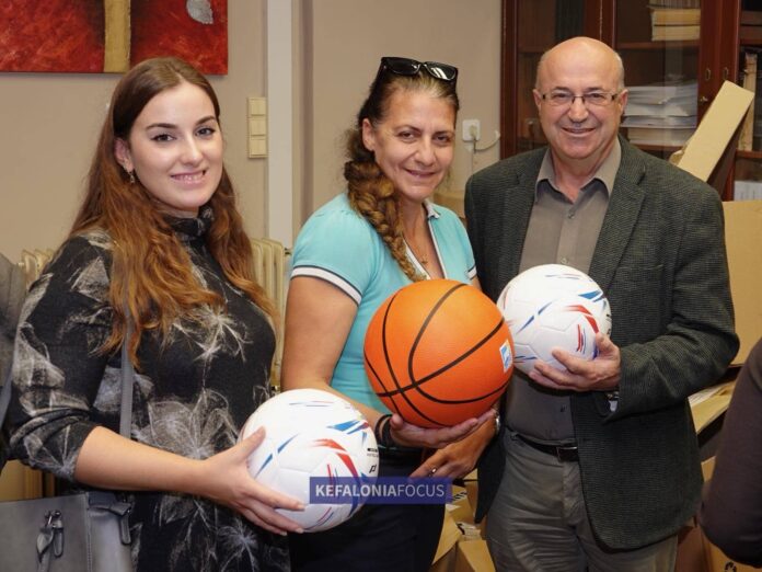 «Παράδοση αθλητικού υλικού σε σχολεία της Κεφαλονιάς από την Περιφέρεια Ιονίων Νήσων – Έμπρακτη στήριξη στη νεολαία και την άθληση».