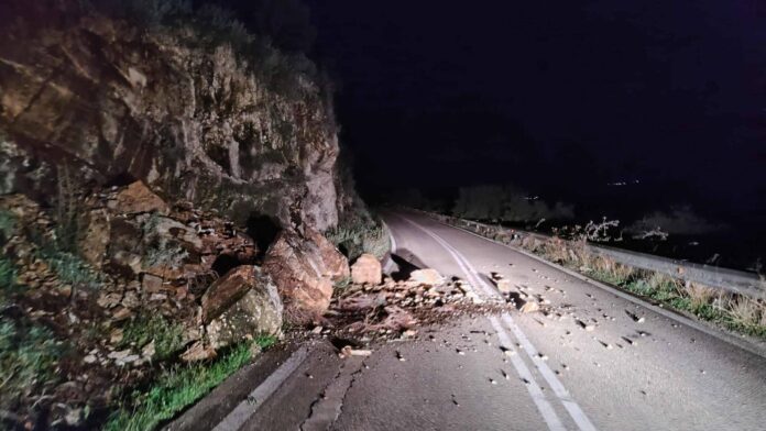 Ιθάκη: Επικίνδυνη πτώση βράχων στην επαρχιακή οδό Βαθύ – Λεύκη – Σταύρος – Από τύχη δεν σημειώθηκε ατύχημα