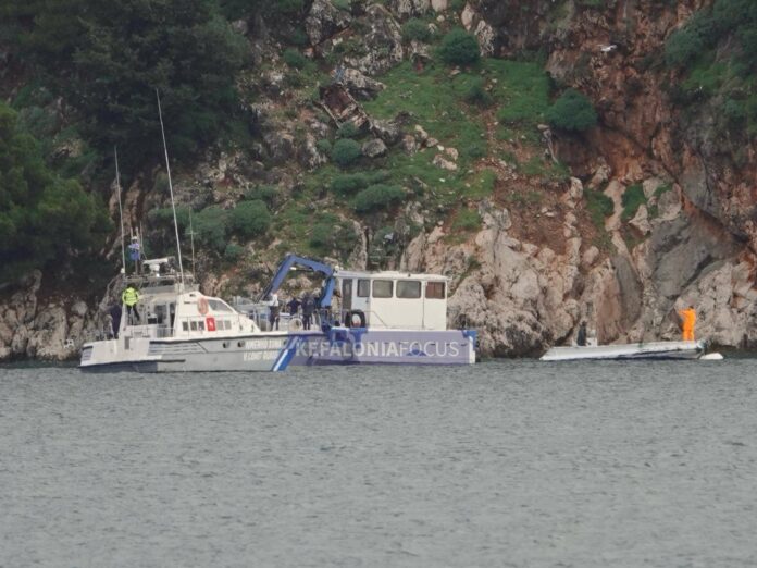 Με το πρώτο φως της ημέρας ξεκίνησε η δύσκολη επιχείρηση ανέλκυσης του οχήματος του Στέφανου Μεσσάρη