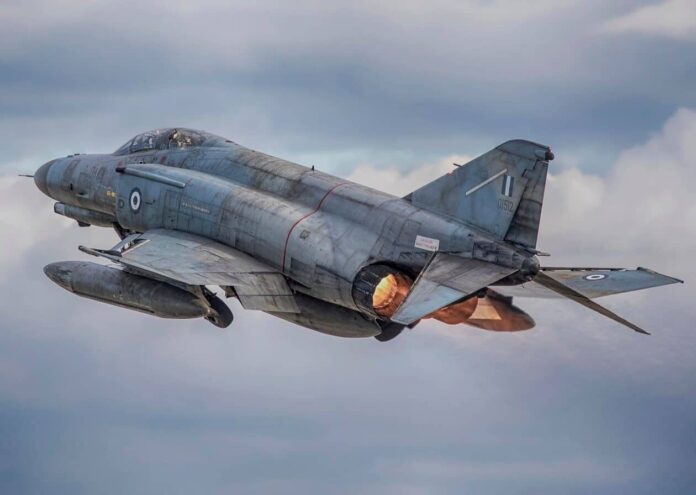 Διέλευση μαχητικού αεροσκάφους F-4 Phantom πάνω από το Αργοστόλι