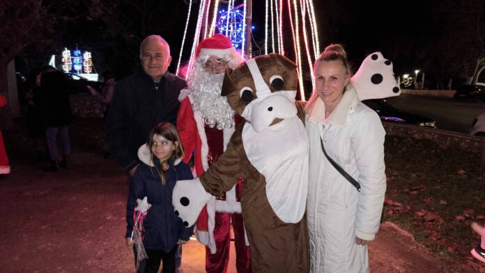 Σε άκρως εορταστικό πνεύμα έγινε το Άναμμα του Χριστουγεννιάτικου Δέντρου στον Πόρο Κεφαλονιάς!