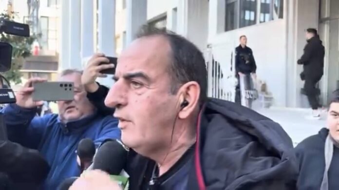 Η Οργή των Αγροτών Ξεχειλίζει: Σκληρή Δήλωση του Ρίζου Μαρούδα έξω από τα Δικαστήρια Λάρισας