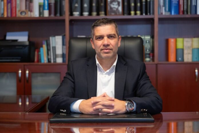 Γ.Λυκούδης προς Δήμαρχο Αργοστολίου: Ο Βασιλιάς των απευθείας αναθέσεων δεν προκαλεί μόνο τους γονείς αλλά και όλη την κοινωνία μας.