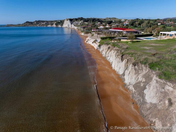 Ξι: Το Κόκκινο «Διαμάντι» της Κεφαλονιάς – Ένα Όνειρο του Χειμώνα
