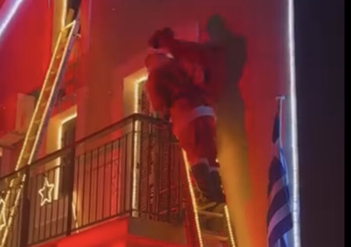 Ιθάκη:Ο Κοινωφελής όμιλος Περαχωρίου έφερε και φέτος τον Αγ.Βασίλη να μοιράσει δώρα