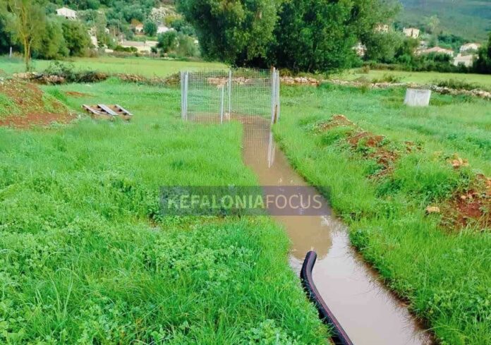 Περατάτα στο έλεος της βροχής: Η αντλία περιμένει, ο κάμπος κινδυνεύει