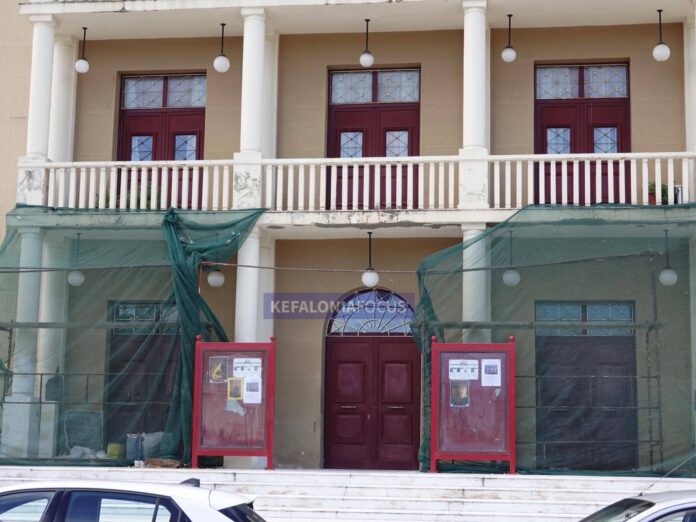 Γιορτές με… σκαλωσιές στο Δημοτικό Θέατρο – Άλλη μια αστοχία προγραμματισμού από τον Δήμο