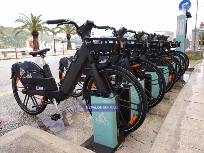 Του Αργοστολίου τα… Ηλεκτρικά Ποδήλατα: Όταν η «Έξυπνη» πόλη σκοντάφτει στην πραγματικότητα