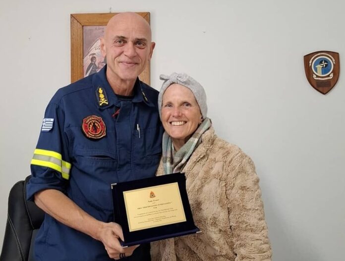 Τιμητική πλακέτα του Διοικητή της Πυροσβεστικής Σπυρίδη Χρήστου στην ΜΚΟ “Friends living in Kefalonia-FLIK”