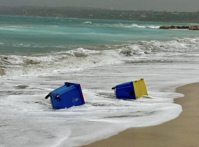 Η εικόνα των κάδων της ΕΔΑΚΙ να κολυμπούν στον Λουρδά δεν είναι απλώς ντροπιαστική. Είναι αποκαλυπτική.