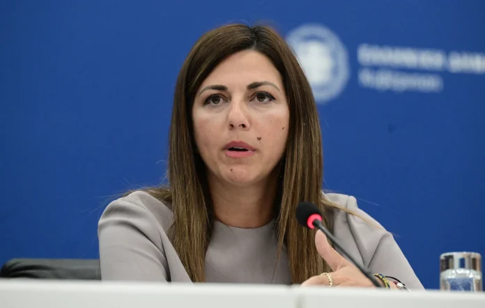 Ιακωβάτειος στη Βουλή, απαντήσεις που δεν ήρθαν: η αναφορά του ΠΑΣΟΚ και η εκκωφαντική σιωπή της Υπουργού Παιδείας