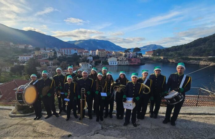 Η μουσική της Φιλαρμονικής του Δήμου Σάμης «Θέμος Αμούργης» έγινε φως Χριστουγέννων και Πρωτοχρονιάς, αλλά κυρίως έγινε μήνυμα ανθρωπιάς και ελπίδας