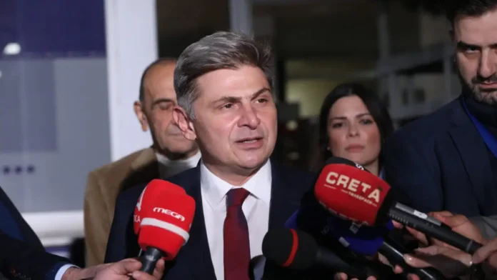 Ο Νικόλας Φαραντούρης δεν παραδίδει την έδρα μετά τη διαγραφή του από τον ΣΥΡΙΖΑ: Λογοδοτώ στους χιλιάδες συμπολίτες μας