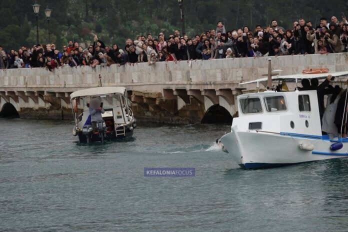 Παράπονα Πολιτών για τον Αγιασμό των Υδάτων: Οι Βάρκες έκλεισαν τη Θέα στο Μυστήριο των Θεοφανείων