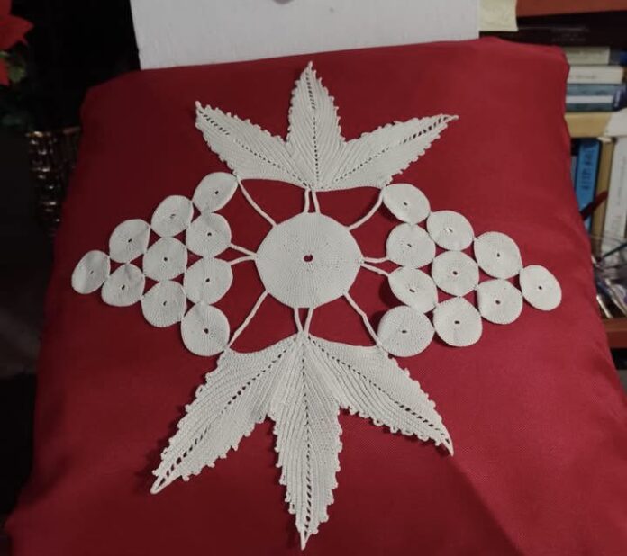 Ένα κέντημα–κόσμημα από την Ιθάκη: μνήμη, τέχνη και συγκίνηση από τα χέρια της Μαριγώς Λεκατσά