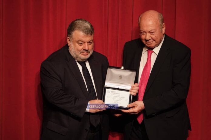 Βράβευση Παρίση:Ήταν μια προσπάθεια αναδιαμόρφωσης συμμαχιών και πολιτικών ισορροπιών;