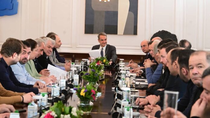 Με άδεια χέρια και πολλά «θα» αποχώρησαν οι αγρότες από το Μαξίμου