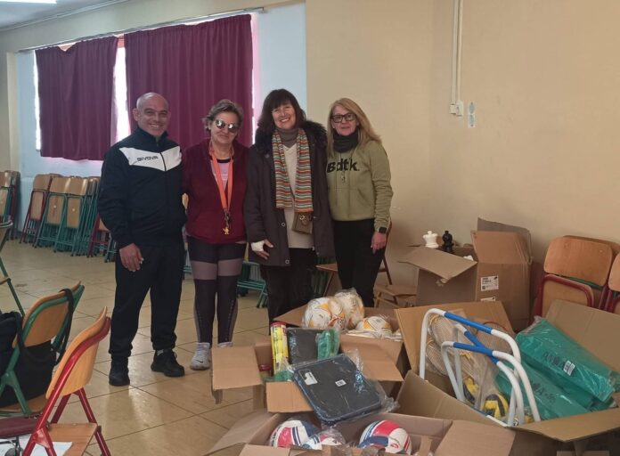 Ο Δήμος Ιθάκης στηρίζει τη σχολική άθληση με παράδοση αθλητικού υλικού στα σχολεία του νησιού