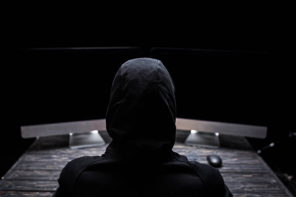 «Κουκούλα τέλος – Κώστας Στελάτος, η ανωνυμία δεν κρύβει ευθύνες»