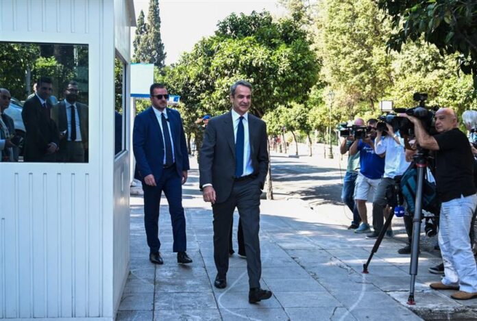 Συνταγματική Αναθεώρηση: Για ποιο λόγο η κυβέρνηση θέλει να καταργήσει τη μονιμότητα των δημοσίων υπαλλήλων