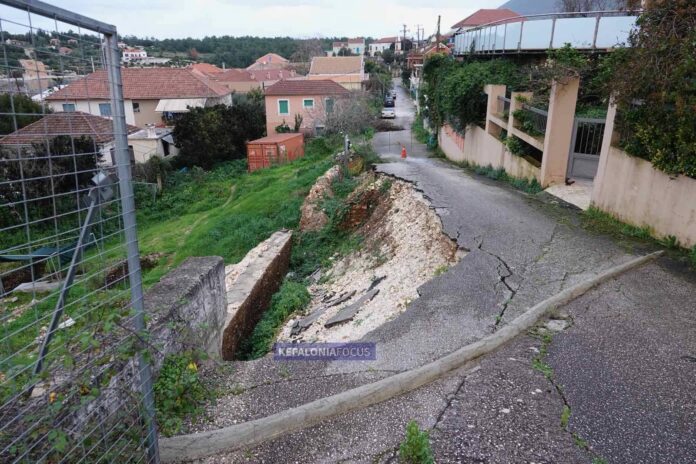 Στη Βουλή το Φισκάρδο: Ερωτήσεις προς τη Λίνα Μενδώνη για την κατάρρευση του δρόμου και τον εκτεθειμένο αρχαίο τάφο