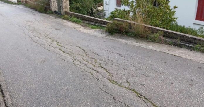 Ιθάκη: Καθίζηση στον δρόμο Πλατρειθιά–Σταυρός ταλαιπωρεί και θέτει σε κίνδυνο τους μαθητές