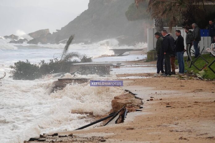 Εμπορικός Σύλλογος Σκάλας: «ΤΩΡΑ έκτακτη ανάγκη στη Σκάλα Κεφαλονιάς – Η διάβρωση απειλεί ανθρώπους, υποδομές και τουρισμό»
