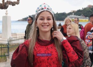 Έλλη Γεωργουλοπούλου: Η Βασίλισσα που φώτισε το Καρναβάλι του Πόρου με λάμψη και ρυθμό