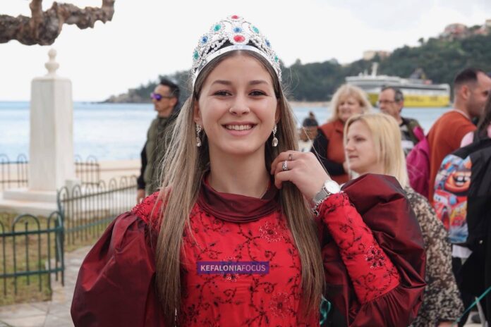 Έλλη Γεωργουλοπούλου: Η Βασίλισσα που φώτισε το Καρναβάλι του Πόρου με λάμψη και ρυθμό