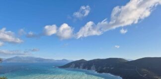 Η Ιθάκη στα σμαραγδένια μετά τη θύελλα: ο κόλπος των Αφαλών ξημερώνει σε πράσινο φως