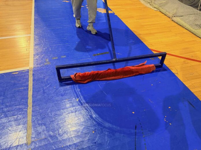 Παράγοντες με πετσέτες: Η πραγματικότητα στο «Αντώνης Τρίτσης» μετά από βροχή