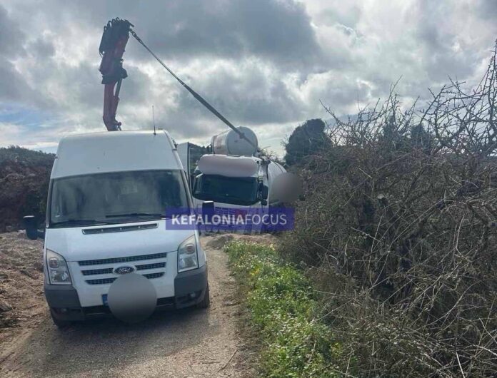 Ολοκληρώθηκε η επικίνδυνη μετάγγιση υγραερίου στο βυτιοφόρο που ανετράπη στα Δαμουλιανάτα