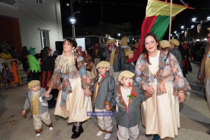 «Γέμισε Φως» το Ληξούρι: Η Νυχτερινή Παρέλαση με τα Αυτοφωτιζόμενα Group μάγεψε την πόλη