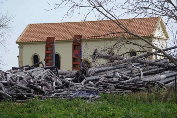 Η κοινότητα Πεσσάδας μετατρέπεται σε αποθηκευτικό χώρο – Ερωτήματα για την άδεια χρήσης