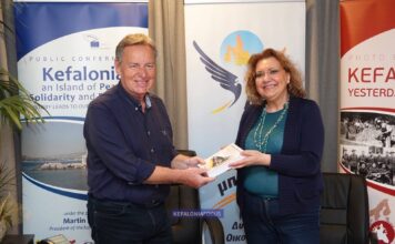 Η διακεκριμένη Ιταλίδα δημοσιογράφος και συγγραφέας, κυρία Elisabetta Giudrinetti με τον Ευάγγελο Κεκάτο στα γραφεία των “Αετών”.