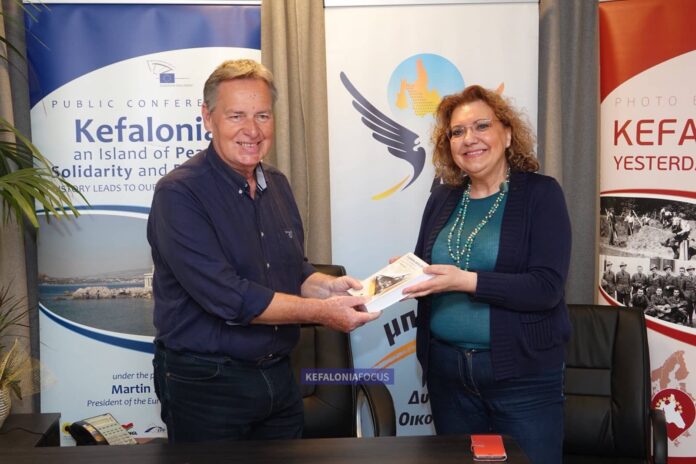 Η διακεκριμένη Ιταλίδα δημοσιογράφος και συγγραφέας, κυρία Elisabetta Giudrinetti με τον Ευάγγελο Κεκάτο στα γραφεία των “Αετών”. Η διακεκριμένη Ιταλίδα δημοσιογράφος και συγγραφέας, κυρία Elisabetta Giudrinetti με τον Ευάγγελο Κεκάτο στα γραφεία των “Αετών”.