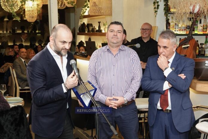 Στήριξη στην Παιδεία της Ιθάκης: Ευχαριστήριο του Δημάρχου προς τον Ρένο Δημητρίου Στήριξη στην Παιδεία της Ιθάκης: Ευχαριστήριο του Δημάρχου προς τον Ρένο Δημητρίου