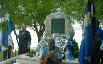 Ο Σπύρος Φωκάς στο μνημείο στις Βινάριες, εκεί όπου η γη κρατά ακόμη το αποτύπωμα της 16ης Ιουλίου 1944