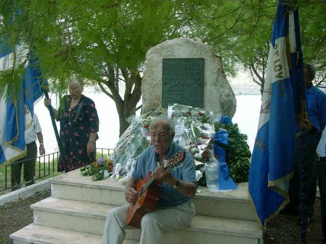 Ο Σπύρος Φωκάς στο μνημείο στις Βινάριες, εκεί όπου η γη κρατά ακόμη το αποτύπωμα της 16ης Ιουλίου 1944 Ο Σπύρος Φωκάς στο μνημείο στις Βινάριες, εκεί όπου η γη κρατά ακόμη το αποτύπωμα της 16ης Ιουλίου 1944