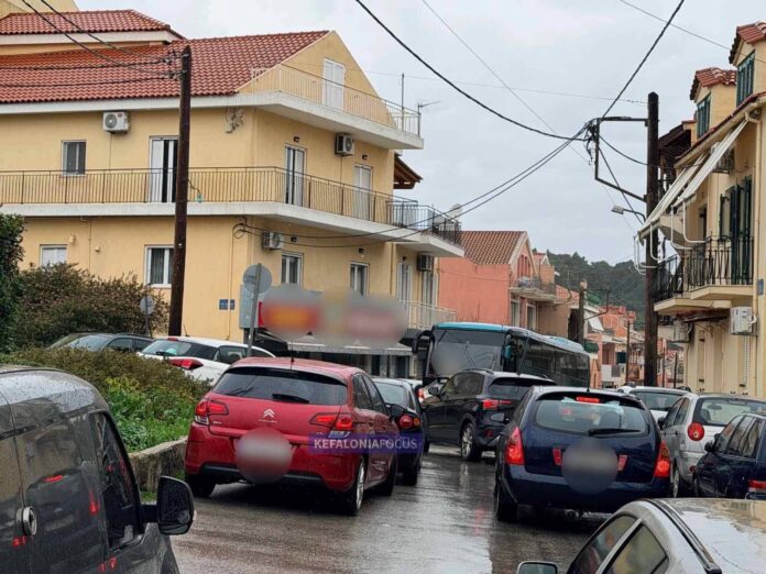 Κυκλοφοριακό χάος στην οδό Ανδρέα Παπανδρέου λόγω παράνομου παρκαρίσματος Κυκλοφοριακό χάος στην οδό Ανδρέα Παπανδρέου λόγω παράνομου παρκαρίσματος