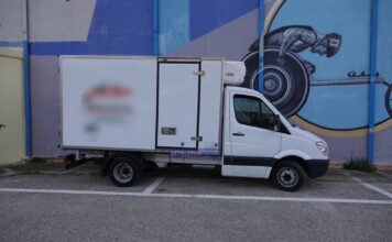 Παράνομο παρκάρισμα έξω από το κλειστό “Αντώνη Τρίτση”: Ημιφορτηγό παρκαρισμένο μέρες παρά το απαγορευτικό, κανένας έλεγχος[